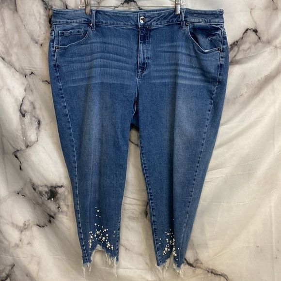 Lane Bryant denim with pearl ankle detail designed in New York there a mid rise - Picture 4 of 7